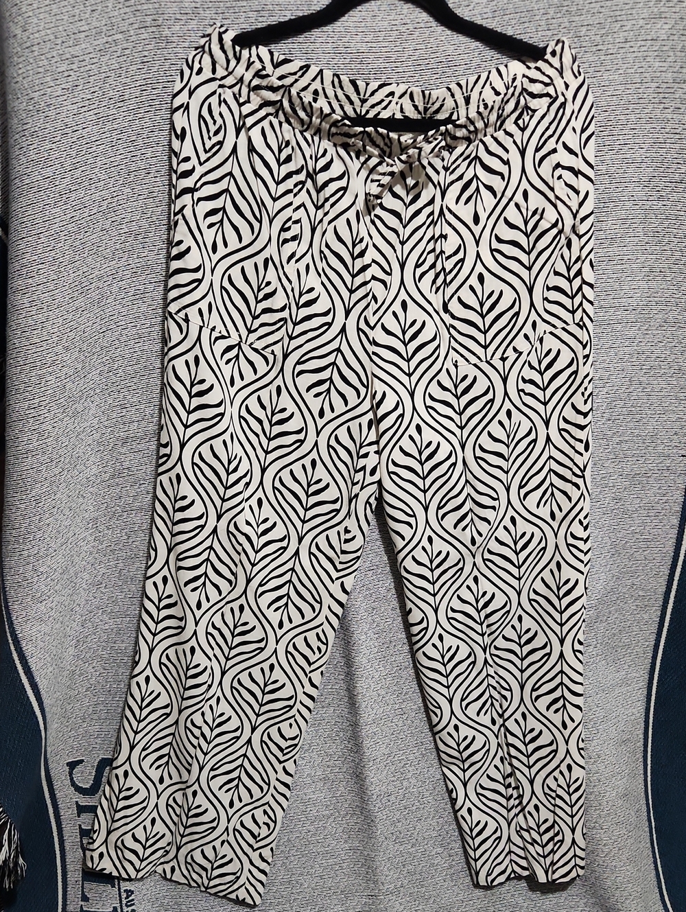 Black & Off-White Leaf Print Elastic Waist with Drawstring Wide Leg Pants